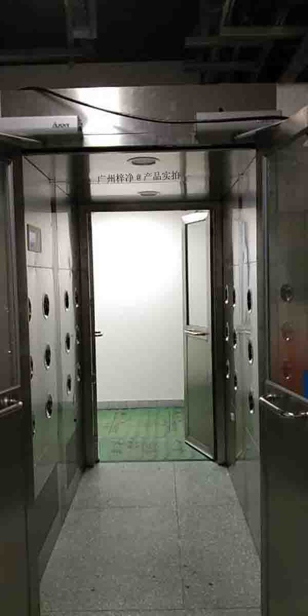 全自動風淋室箱體主材及外形尺寸可根據客戶要求定制 全自動風淋室箱體主材及外形尺寸可根據客戶要求定制