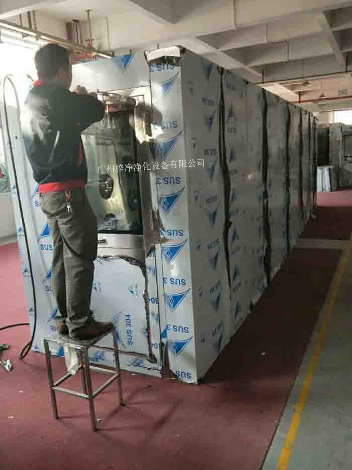 1590型風(fēng)淋室-標(biāo)準(zhǔn)雙人風(fēng)淋室是人/貨物進(jìn)出潔凈室常用的一種凈化裝置。