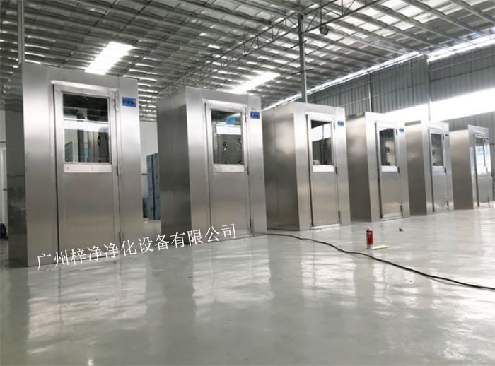 風(fēng)淋室又可起到氣閘的作用，阻止未凈化的空氣進(jìn)入潔凈區(qū)域。