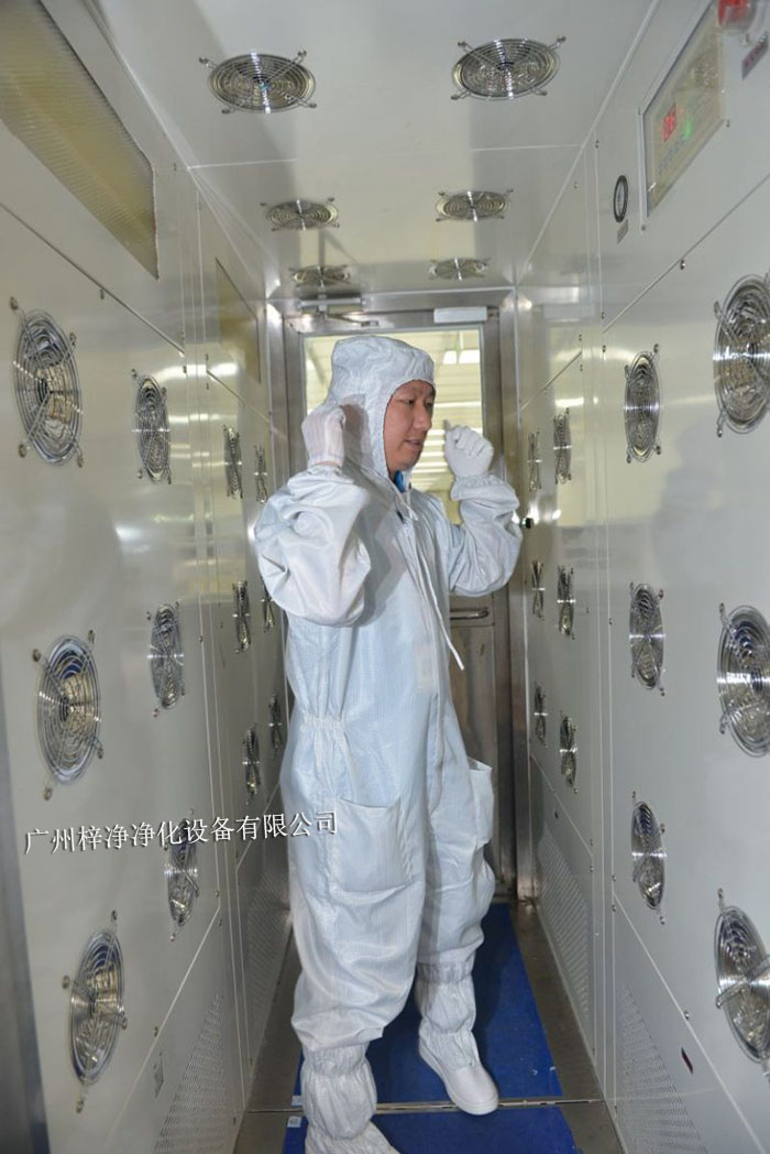 進入風淋室前，請確保穿著符合要求的潔凈服，包括帽子、口罩、鞋套等。