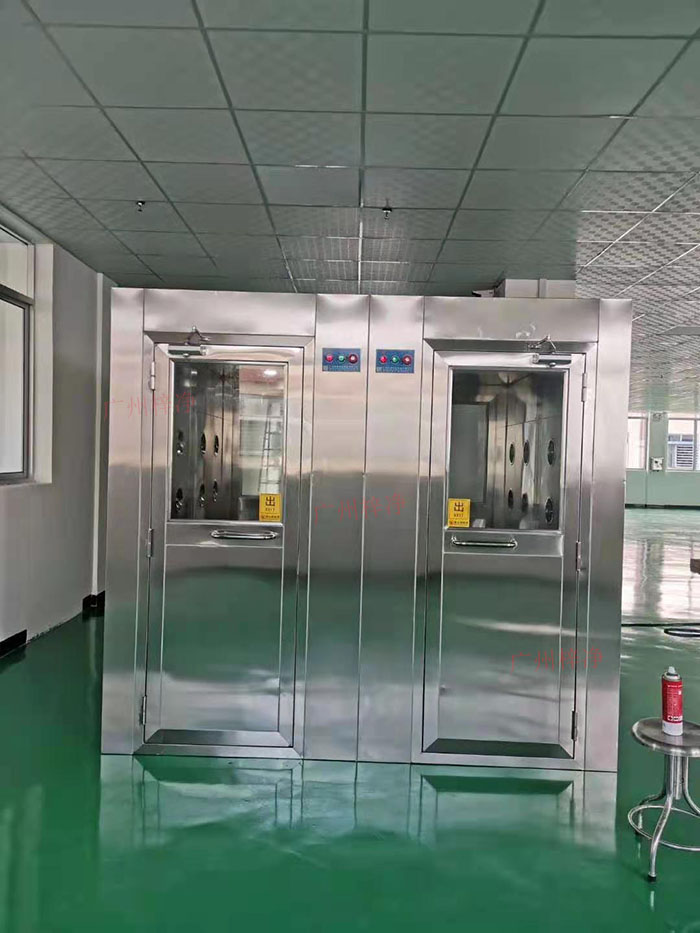 風淋室主要功能是確保工作人員在進入潔凈區前，通過吹淋去除身上的塵埃和微粒。
