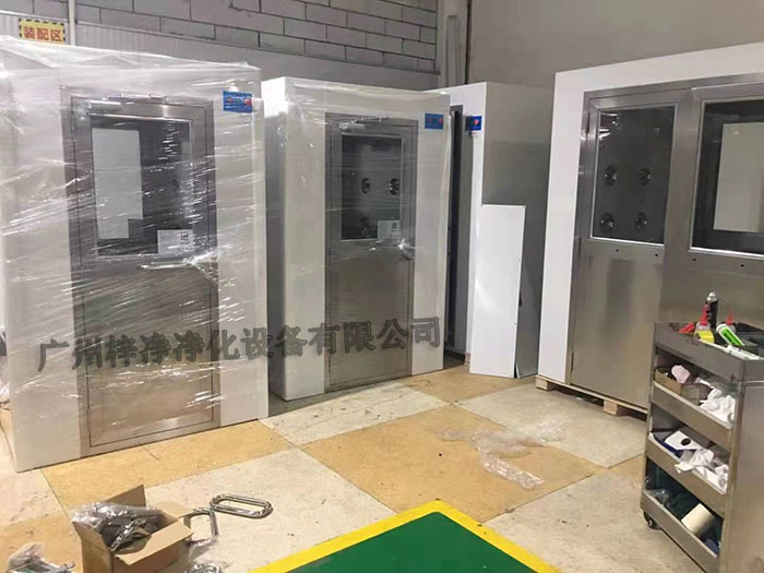 風(fēng)淋室構(gòu)成了一個(gè)完整的空氣凈化系統(tǒng) 風(fēng)淋室構(gòu)成了一個(gè)完整的空氣凈化系統(tǒng)