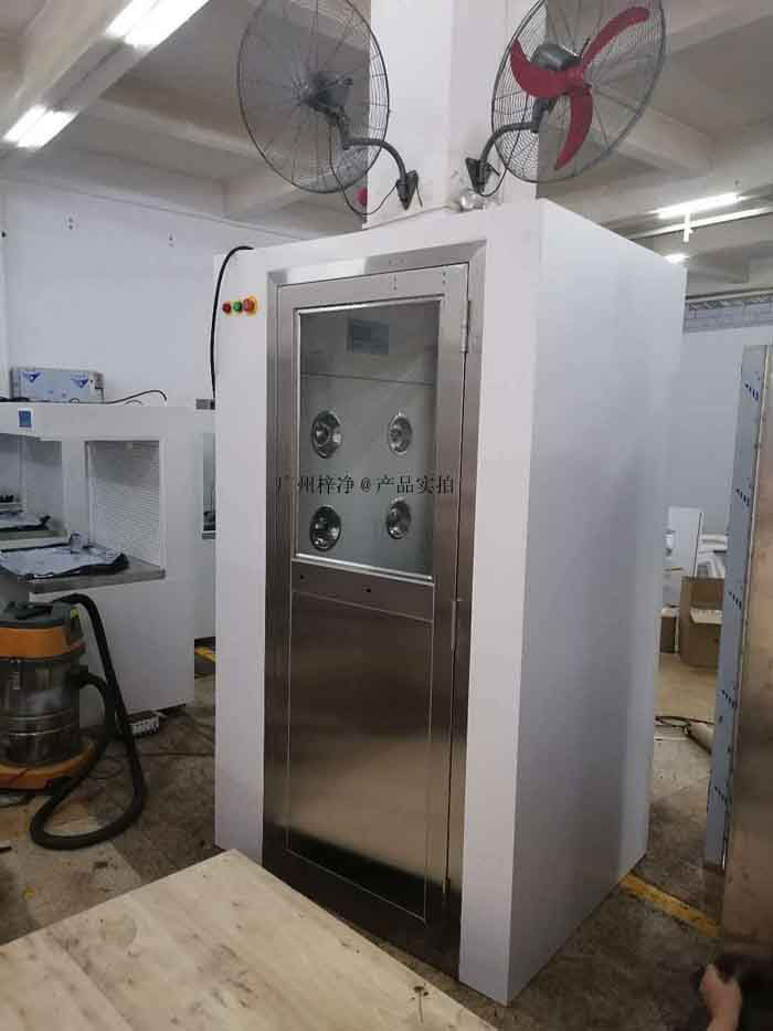 風淋室通過高速氣流的沖擊，使進入潔凈室的人員快速通過一個密封的空間