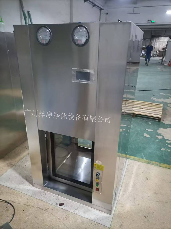 傳遞窗是一種用于潔凈室內部或潔凈室與外界之間傳遞物品的設備，可以防止外部污染進入潔凈室。