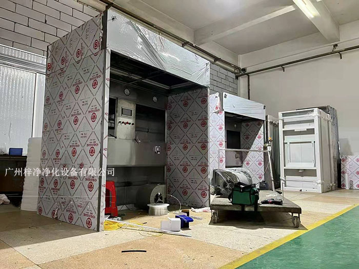 負壓稱稱量罩通過創造一個低氣壓的環境，防止生產過程中的粉塵、揮發物等有害物質逸散到外界環境中，同時確保稱量結果的準確性。