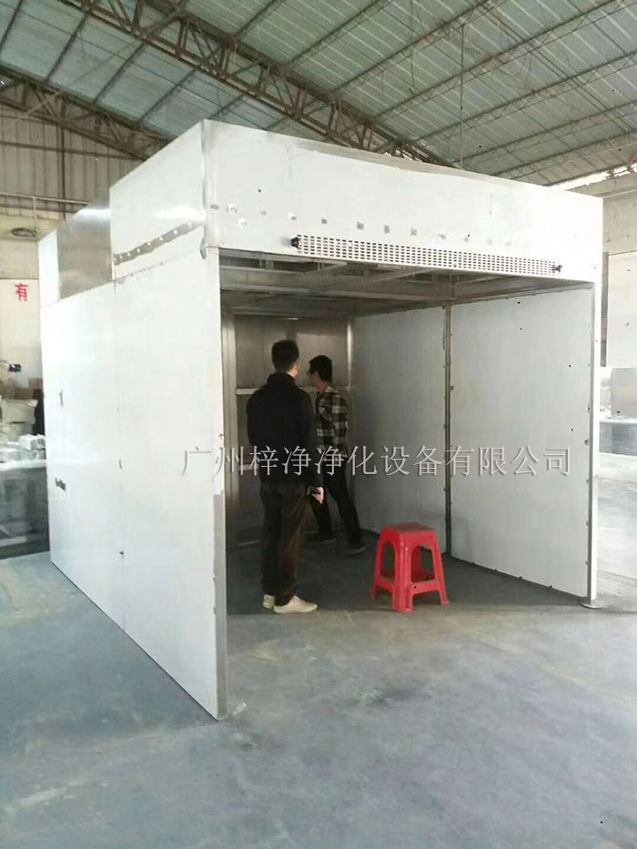 負壓稱稱量罩通過創造一個低氣壓的環境，防止生產過程中的粉塵、揮發物等有害物質逸散到外界環境中，同時確保稱量結果的準確性。