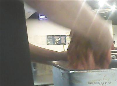 在開餐前，烤肉店一名員工正徒手攪拌肉片。
