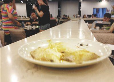 客人剩下的魚，被擺在一旁的石臺上，它們隨后被送往后廚，繞一圈后再次出現在餐臺。
